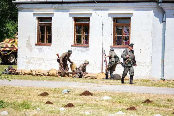 İkinci Dünya Savaşı 'nın yeniden inşası. Alman ve Sovyet ordusundaki askeri üniformalı insanlar.