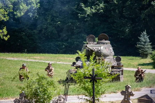 İkinci Dünya Savaşı 'nın yeniden inşası. Alman ve Sovyet ordusundaki askeri üniformalı insanlar.