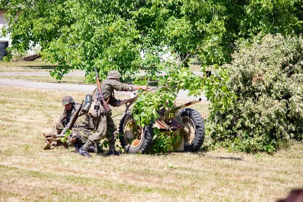 İkinci Dünya Savaşı 'nın yeniden inşası. Alman ve Sovyet ordusundaki askeri üniformalı insanlar.