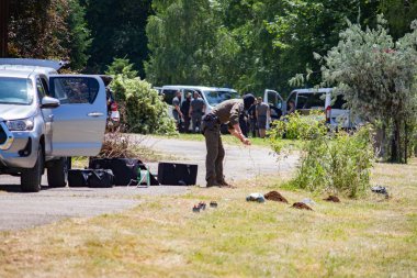 Silahlı SWAT ekibi. Seyirciler için bir gösteri..