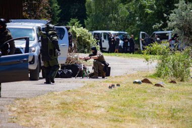 Silahlı SWAT ekibi. Seyirciler için bir gösteri..