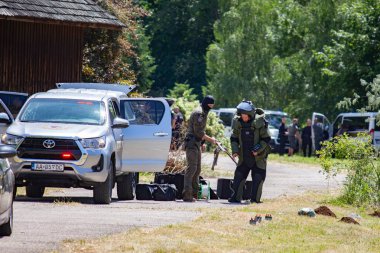 Silahlı SWAT ekibi. Seyirciler için bir gösteri..