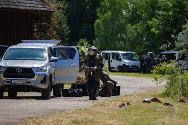 Silahlı SWAT ekibi. Seyirciler için bir gösteri..