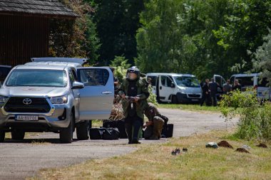 Silahlı SWAT ekibi. Seyirciler için bir gösteri..