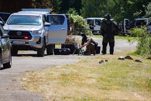 Silahlı SWAT ekibi. Seyirciler için bir gösteri..
