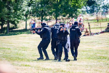 Silahlı SWAT ekibi. Seyirciler için bir gösteri..