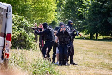 Silahlı SWAT ekibi. Seyirciler için bir gösteri..