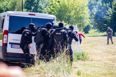 Silahlı SWAT ekibi. Seyirciler için bir gösteri..