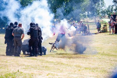 Silahlı SWAT ekibi. Seyirciler için bir gösteri..