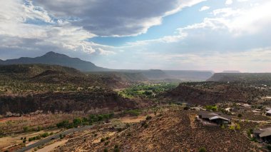 ABD 'nin Utah eyaletindeki Zion Ulusal Parkı yakınlarındaki engebeli dağ ve kanyon manzarası.