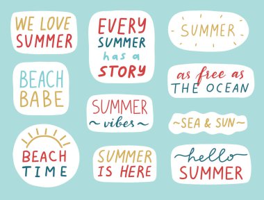 Yaz çıkartmaları seti. Şirin pozitif rozetler, harfler, karalama alıntılar, çıkartmalar. Vektör. İlham verici alıntılar. Plaj bebeği, merhaba yaz vesaire. Vektör illüstrasyonu