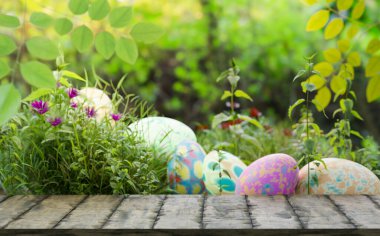 Çimenlikteki paskalya yumurtası sahneyi taklit eder, 3 boyutlu resimleme