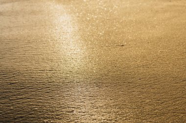Güneş ışınlarından parlayan bir deniz görüntüsü. Gün batımında güneş ışığıyla parlayan sakin deniz. Pankart arkaplan, duvar kağıdı olarak kullanılabilir