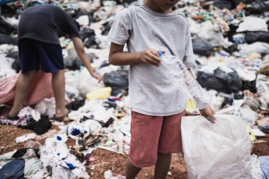 Fakir çocuklar yoksulluk, hurda geri dönüşümü, çocuk işgücü, yoksulluk konsepti, Dünya Çevre Günü yüzünden çöp topluyor.,