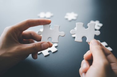 Yapboz, iş çözümleri, başarı ve strateji kavramını birleştiren kadının eli.