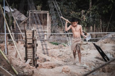 Fakir çocuklar 10 Aralık 'ta inşaat, şiddet, çocuk ve kaçakçılık, çocuk işçi karşıtı, Haklar Günü' nde çalışmaya zorlanıyorlar..