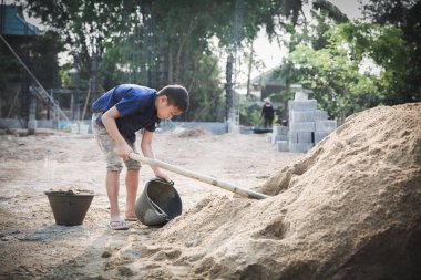Fakir çocuklar 10 Aralık 'ta inşaat, şiddet, çocuk ve kaçakçılık, çocuk işçi karşıtı, Haklar Günü' nde çalışmaya zorlanıyorlar..