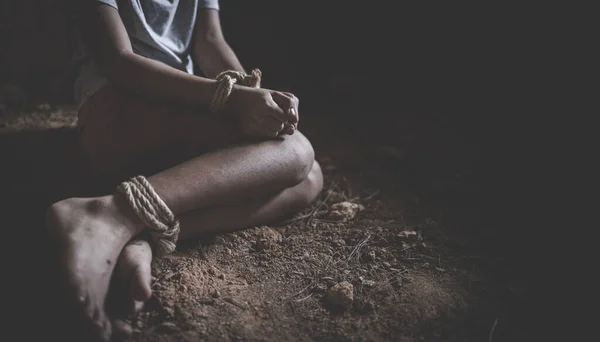 Безнадежный Мальчик Руки Связаны Вместе Веревкой Торговлей Людьми — стоковое фото