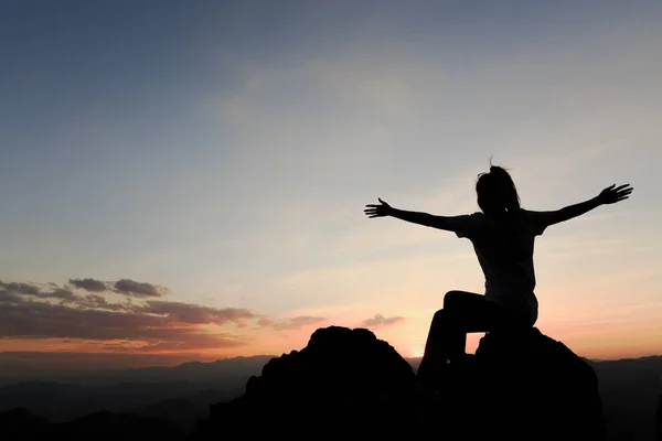Mujer Rezando Atardecer Montañas Concepto Vacaciones Armonía Aire Libre Con — Foto de Stock