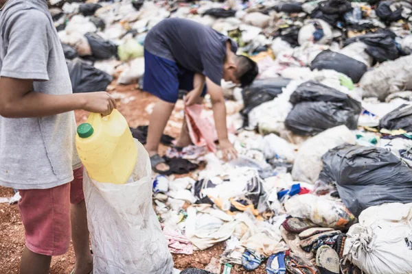 贫穷儿童收集垃圾出售 — 图库照片