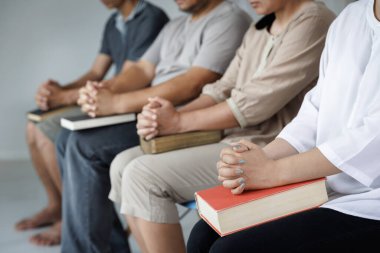 Dindar Hıristiyan takımı iyileşmek için birlikte dua ediyor. Psikolojik destek veriyor, danışmanlık eğitimi alıyor, güven kavramına yaklaşıyor.