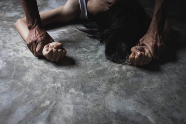 Cinsel taciz ve tecavüze karşı kavram, tecavüz ve cinsel taciz için bir kadının elini tutan erkeğin eli. koyu ton.