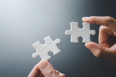 Yapboz, iş çözümleri, hedef, başarı, hedefler ve strateji kavramlarını birleştiren işadamı eli