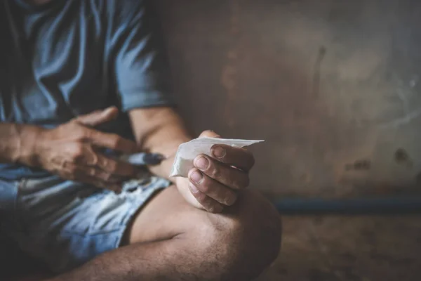 Narkotikamissbrukarens Händer Injicerar Heroin Armen Heroinmissbrukare Mörkret Antidrogkoncept — Stockfoto