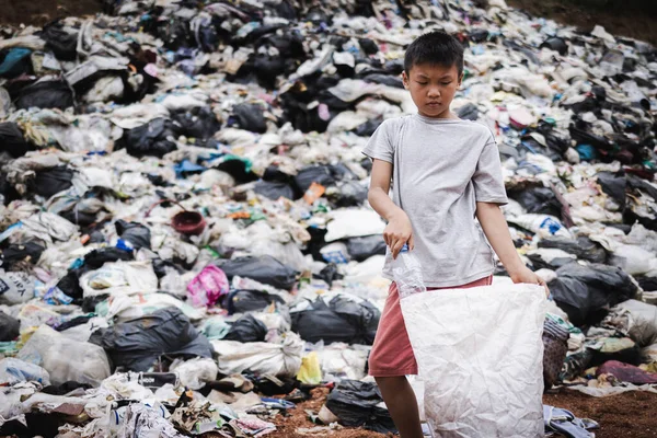 儿童被迫在垃圾上干活 可怜的孩子们收集垃圾 暴力侵害儿童与贩运概念 反童工 12月10日权利日 — 图库照片