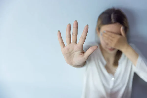 Kvinna Upp Handen Begreppet Stoppa Våld Mot Kvinnor Människohandel Våldtäkt — Stockfoto