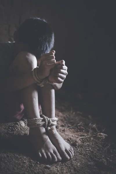 Menschenhandel Mit Kindern Das Kinderopfer Wird Mit Einem Seil Gefesselt — Stockfoto