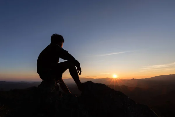 Silueta Del Hombre Triste Sentado Solo Cima Una Montaña Atardecer —  Fotos de Stock