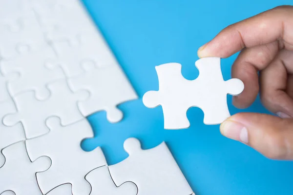 White Jigsaw Hands Correct Solution Teamwork Solving Completing Task Last — Stock Photo, Image