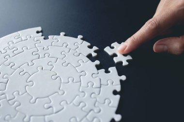 Doğru çözüm. Takım çalışması, çözme ve görevi tamamlama. Yapbozun son parçası. Yapboz parçaları monte ediliyor. 