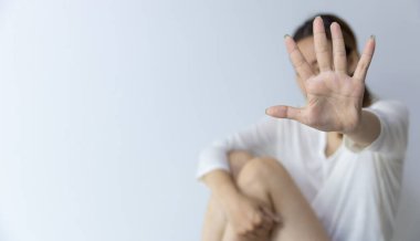 Kadınlara yönelik şiddet ve tacizi, cinsel istismarı, şiddeti durdurmak için kampanya kavramı.