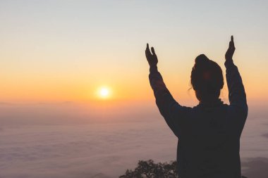 İnsan ellerinin silueti avcunu aç ve ibadet et. Tanrı, Katolik Paskalya Paskalya Paskalya Perhizi dualarına yardım etsin. Hıristiyan Dini kavramı geçmişi. Tanrı için savaşmak ve zafer..