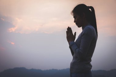 Ruhsal inanç için dua eden bir kadın Tanrı 'yı hatırlamak için dua eden bir kadın. Dine ve Tanrı 'ya olan inancımız kutsanmıştır. Tanrı 'nın yardımı.