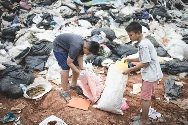贫穷儿童因贫穷 垃圾回收 贫穷概念 世界环境日而收集垃圾出售 — 图库照片