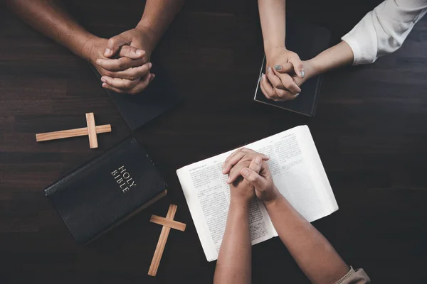 Küçük Hıristiyan Grupları Ele Tutuşup Ncil Sayfaları Haçları Olan Ahşap — Stok fotoğraf