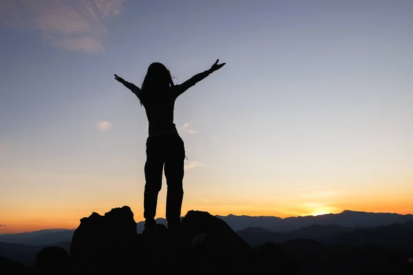 Silueta Mujer Cima Montaña Mirando Sol Libertad Rezar Cima Montaña — Foto de Stock
