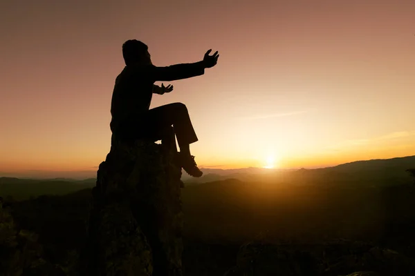 Man Bidden Zonsondergang Bergen Opgeheven Handen Reizen Lifestyle Geestelijke Ontspanning — Stockfoto