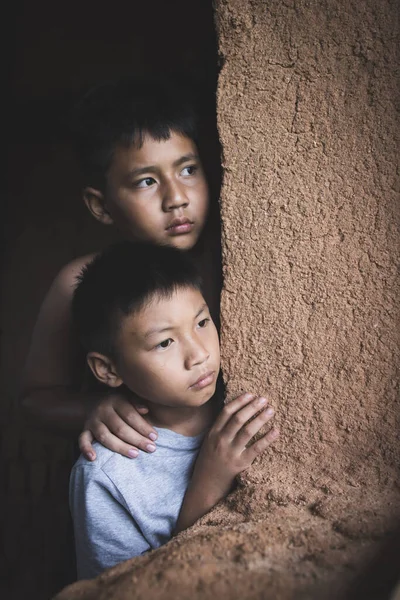 Acercamiento Dos Niños Pobres Asomándose Desde Una Casa Ruinas Concepto —  Fotos de Stock