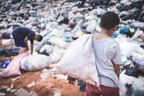 儿童被迫在垃圾上干活 穷苦儿童捡垃圾 暴力侵害儿童和贩卖儿童的概念 反童工 12月10日这一天 — 图库照片