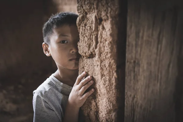 Portré Egy Szegény Kis Thailand Fiú Elveszett Mély Gondolatok Szegénység — Stock Fotó