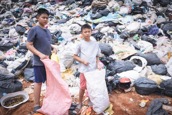 儿童被迫在垃圾上干活 穷苦儿童捡垃圾 暴力侵害儿童和贩卖儿童的概念 反童工 12月10日这一天 — 图库照片