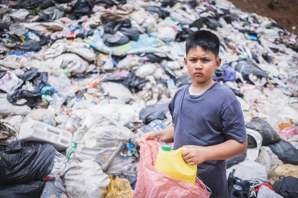Los Niños Son Basura Para Seguir Vendiendo Debido Pobreza Día — Foto de Stock