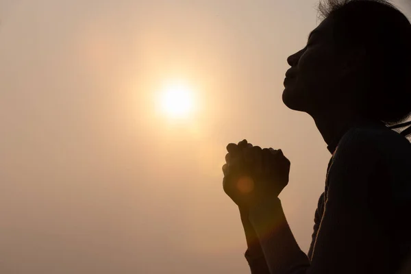 Kadın Silueti Ibadet Etmek Için Ellerini Kaldırıyor Tanrı Dua Eden — Stok fotoğraf