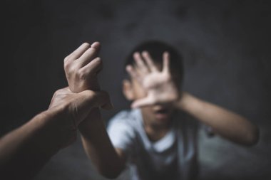 Küçük çocuğun elini uzatması aile içi şiddeti, çocukluk sorununu, küçük çocukların ayrımcılığa ya da okul istismarına karşı olduğunu göstermez. ses kavramı.