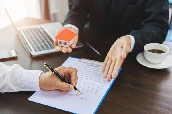 Home Sales Home Insurance Concept Real Estate Agent Talked Terms — Fotografia de Stock