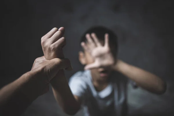 小さな男の子の子供のストレッチの手を閉じると 家庭内暴力 小児問題 小さな十代の子供に対するジェスチャー抗議は差別や学校の虐待に対して立っていません 声のコンセプト — ストック写真